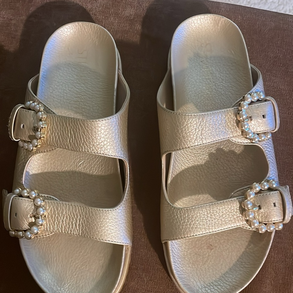 Stuart Weitzman Gold Sandal With Pearl Buckles - Picture 3 of 9
